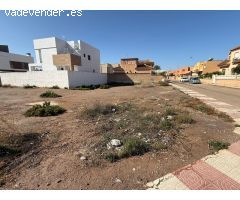 Se vende Solar en calle Finlandia (Las Salinas )