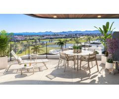Apartamento de 3 dormitorios en primera línea de campo de golf, en Los Alcázares