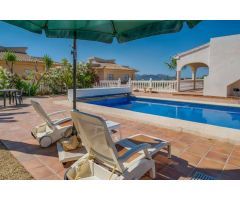 Villa de estilo mediterráneo con piscina privada en la Nucía.
