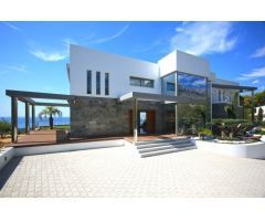 Villa de estilo moderno en primerísima línea del mar mediterráneo en Altea