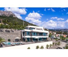 Nueva promoción de Villas de lujo con vistas impresionantes al mar y montaña.