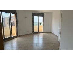 Piso luminoso y moderno de 3 habitaciones con plaza de parking en Amposta