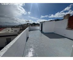 CASA REFORMADA CON TERRAZA Y MUY CÉNTRICA