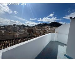 CASA REFORMADA CON TERRAZA Y MUY CÉNTRICA
