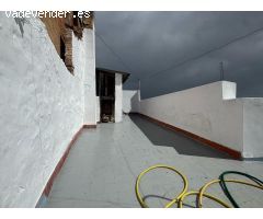 CASA REFORMADA CON TERRAZA Y MUY CÉNTRICA