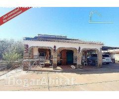 GRAN CHALET SEMIREFORMADO CON DOS VIVIENDAS, GARAJE, TERRAZA Y PARCELA