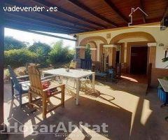 GRAN CHALET SEMIREFORMADO CON DOS VIVIENDAS, GARAJE, TERRAZA Y PARCELA