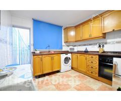 ESPACIOSA CASA CON TERRAZA Y BALCÓN