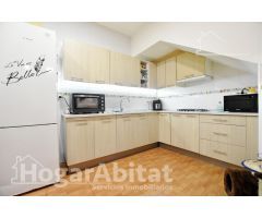ESPACIOSA CASA CON TERRAZA Y BALCÓN