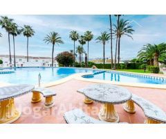 ¡ESPECTACULAR ADOSADO! LUMINOSO EN RESIDENCIAL CON PISCINA Y TERRAZA