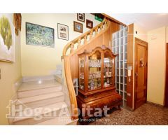 CASA SEMIREFORMADA CON GARAJE Y DOS TERRAZAS, EN EL CENTRO