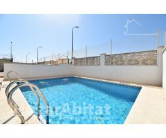 SEMINUEVO CON TERRAZA, GARAJE Y PISCINA CERCA DE LA PLAYA