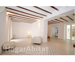 ¡CASA ESPECTACULAR! TOTALMENTE REFORMADA CON TERRAZA Y BALCÓN, EN EL CENTRO