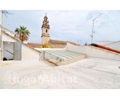¡CASA ESPECTACULAR! TOTALMENTE REFORMADA CON TERRAZA Y BALCÓN, EN EL CENTRO