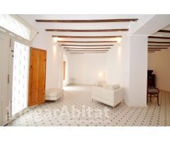 ¡CASA ESPECTACULAR! TOTALMENTE REFORMADA CON TERRAZA Y BALCÓN, EN EL CENTRO