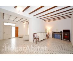 ¡CASA ESPECTACULAR! TOTALMENTE REFORMADA CON TERRAZA Y BALCÓN, EN EL CENTRO