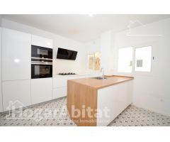 ¡CASA ESPECTACULAR! TOTALMENTE REFORMADA CON TERRAZA Y BALCÓN, EN EL CENTRO