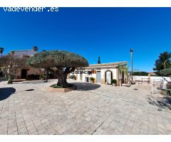 ENCANTADOR CHALET CON PISCINA EN CANALS
