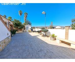 ENCANTADOR CHALET CON PISCINA EN CANALS