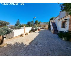 ENCANTADOR CHALET CON PISCINA EN CANALS