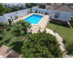 Exclusivo Chalet  Urbano con 1.000 m² de Jardín y Piscina Privada en Los Gallos