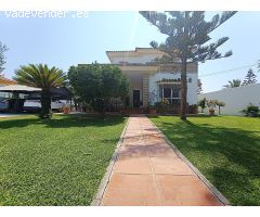 Exclusivo Chalet  Urbano con 1.000 m² de Jardín y Piscina Privada en Los Gallos