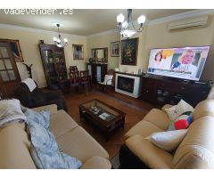 Exclusivo Chalet  Urbano con 1.000 m² de Jardín y Piscina Privada en Los Gallos