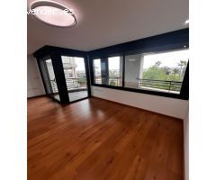 Amplio piso en alquiler en Torrevieja – 3 habitaciones, terraza y garaje incluido