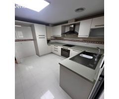 Amplio piso en alquiler en Torrevieja – 3 habitaciones, terraza y garaje incluido