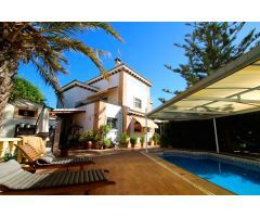 Villa independiente con 6 dormitorios y piscina en Aguas Nuevas II - Torrevieja