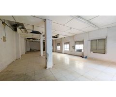 JUNTO A LA AVENIDA DE LA LIBERTAD, 180 M2, LOCAL DE ESQUINA, TECHOS MUY ALTOS.