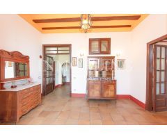 Casa con buen terreno y vistas al mar