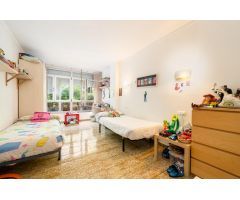 Ideal para familias! Amplio piso con gran terraza en zona Arxiduc.