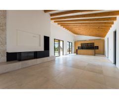 Moderna finca de obra nueva con piscina en Campos