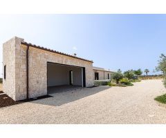 Moderna finca de obra nueva con piscina en Campos