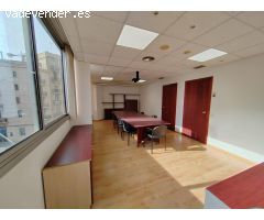 Se vende oficina profesional en la c/Pujades, esquina c/Álava.