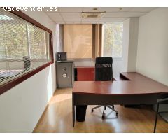 Se vende oficina profesional en la c/Pujades, esquina c/Álava.