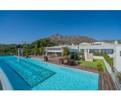 Atico de lujo en Marbella con piscina y vistas al mar