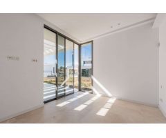 Moderna villa de nueva construcción en Nueva Andalucía con piscina y vistas al mar