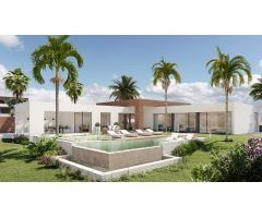Moderna villa de nueva construcción en Marbella con piscina y vistas al mar
