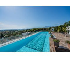Atico de lujo en Marbella con piscina y vistas al mar