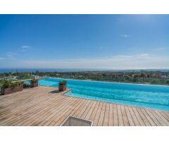 Atico de lujo en Marbella con piscina y vistas al mar