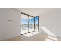 Moderna villa de nueva construcción en Nueva Andalucía con piscina y vistas al mar