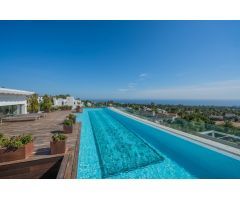Atico de lujo en Marbella con piscina y vistas al mar