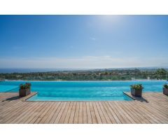 Atico de lujo en Marbella con piscina y vistas al mar