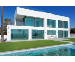 Moderna villa de lujo en primera línea de playa en Estepona