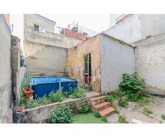 Ref- 04279.- Casa independiente de dos plantas con patio y terraza en Vilamarxant.