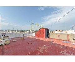 Ref- 04279.- Casa independiente de dos plantas con patio y terraza en Vilamarxant.