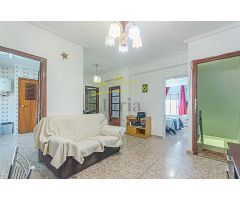 Ref- 04279.- Casa independiente de dos plantas con patio y terraza en Vilamarxant.