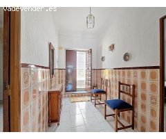 ¡Oportunidad Única en Almodóvar del Río! Casa para reformar con encanto y terreno!!!